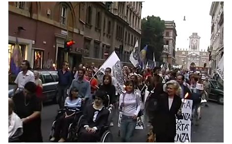 Luca Coscioni per le strade di Roma durante la manifestazione per la libertà di ricerca scientifica