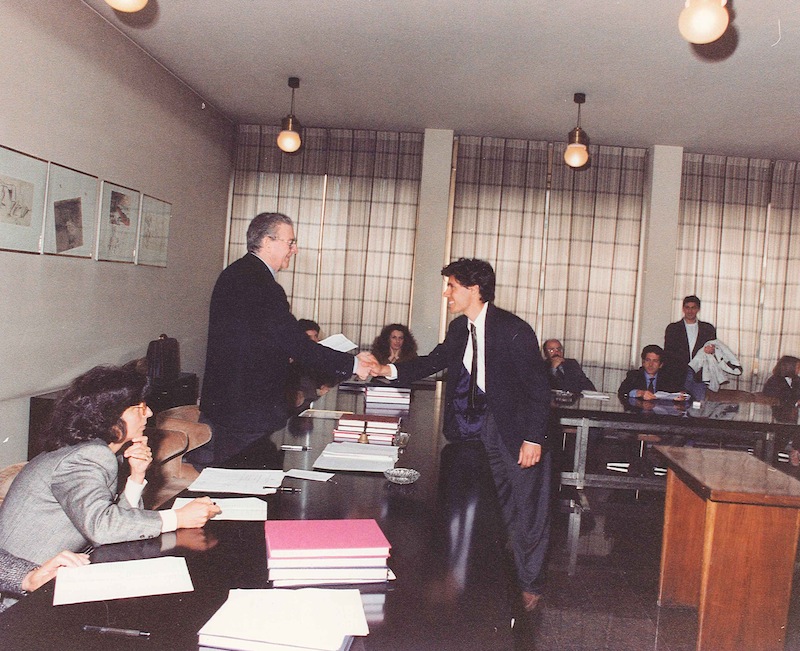 Luca Coscioni stringe la mano al Presidente della Commissione di Laurea