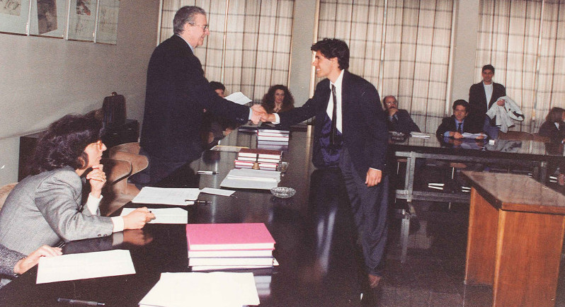Luca stringe la mano al Presidente di Commissione di Laurea